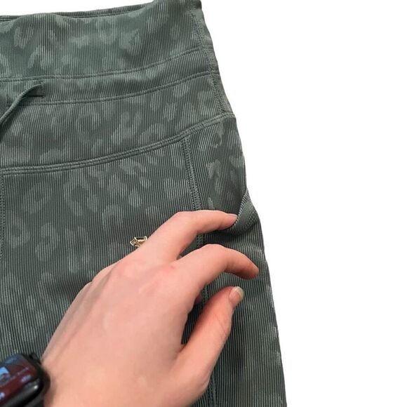 MOVE THEOLOGY Green Cheetah Print Drawstring Athletic Shorts Size S - Picture 3 of 7